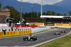 Lewis Hamilton, Mercedes AMG F1 W08, Valtteri Bottas, Mercedes AMG F1 W08, Daniel Ricciardo, Red Bul