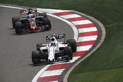 Felipe Massa, Williams FW40, devant Romain Grosjean, Haas F1 Team VF-17