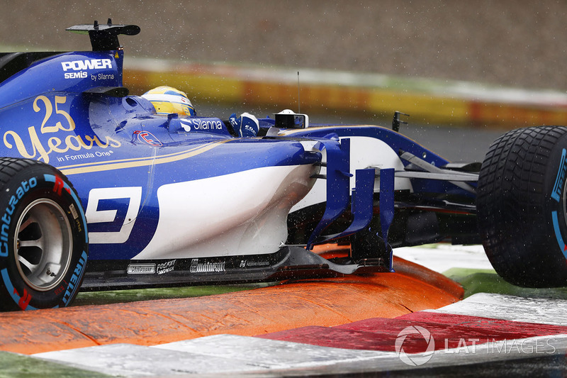 Marcus Ericsson, Sauber C36, runs over a kerb