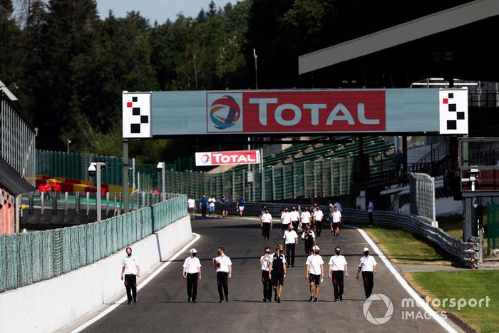 Equipo Toyota Racing caminan por el circuito