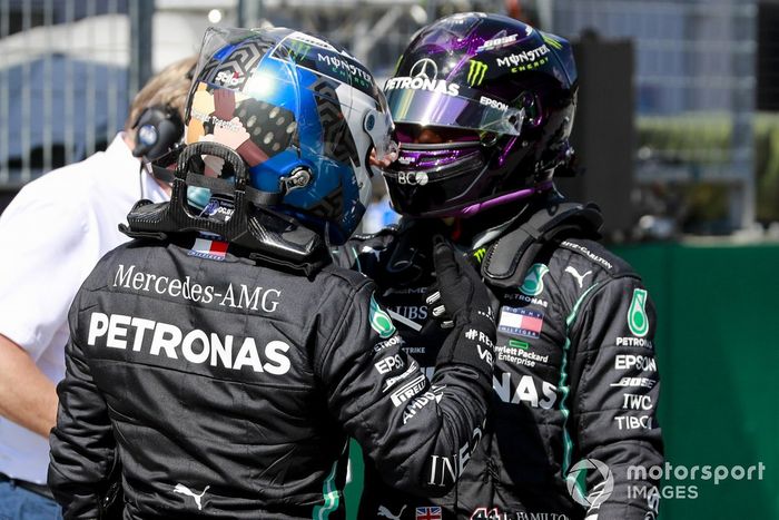 Ganador de la pole Valtteri Bottas, Mercedes-AMG Petronas F1, y Lewis Hamilton, Mercedes-AMG Petronas F1, se felicitan mutuamente en la parrilla después de la calificación