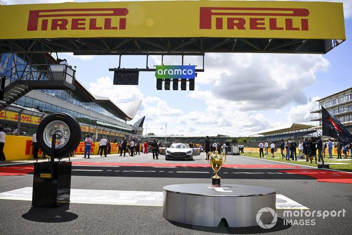El neumático y el trofeo de Stella Bianca en la parrilla