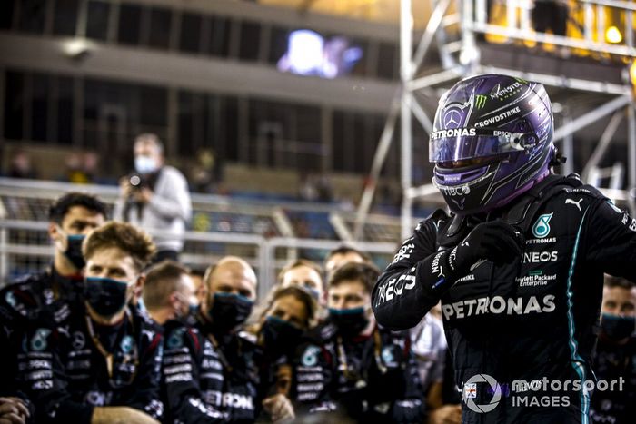 Ganador de la carrera Lewis Hamilton, Mercedes, celebra en Parc Ferme con el equipo