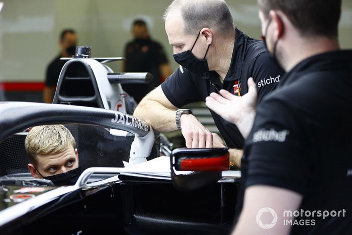 Mick Schumacher ajustando su asiento de Haas F1 con su ingeniero, Gary Gannon