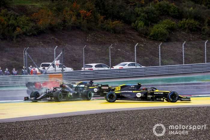 Esteban Ocon, Renault F1 Team R.S.20 y Valtteri Bottas, Mercedes F1 W11 chocan al inicio