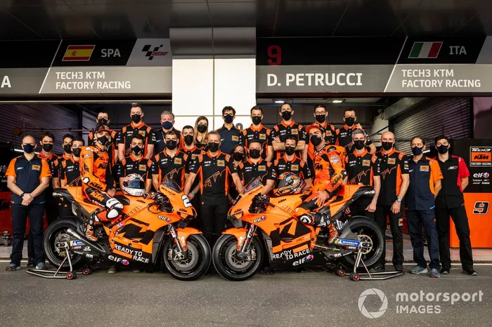 Danilo Petrucci, KTM Tech3, Iker Lecuona, KTM Tech3 con el equipo