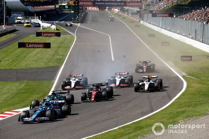 Las consecuencias de una colisión entre Valtteri Bottas, Alfa Romeo C43, Alex Albon, Williams FW45, en la salida.