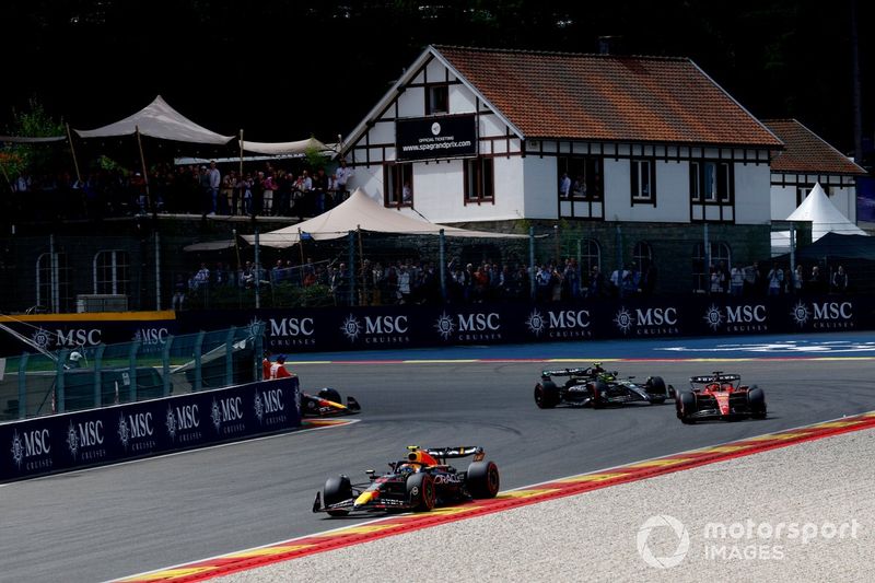 Sergio Pérez, Red Bull Racing RB19, Charles Leclerc, Ferrari SF-23, Lewis Hamilton, Mercedes F1 W14