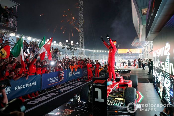 Carlos Sainz, Scuderia Ferrari, 1ª posición, celebra a su llegada al Parc Ferme