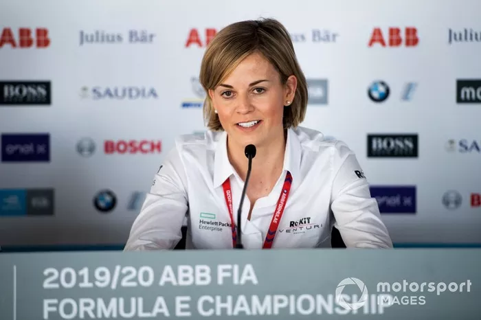 Susie Wolff, teambaas Venturi, tijdens een persconferentie