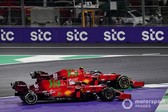 Charles Leclerc, Ferrari SF21, lucha con Carlos Sainz Jr., Ferrari SF21