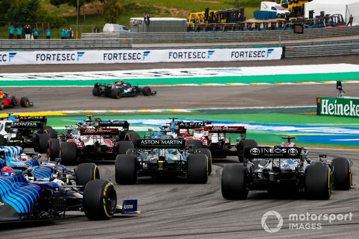 Valtteri Bottas, Mercedes W12, el campo como Lance Stroll, Aston Martin AMR21, Lewis Hamilton, Mercedes W12