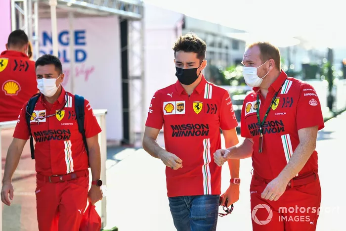 Charles Leclerc, de Ferrari, llega al paddock