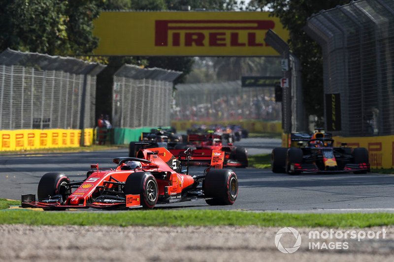 Sebastian Vettel, Ferrari SF90, precede Max Verstappen, Red Bull Racing RB15, e Charles Leclerc, Ferrari SF90