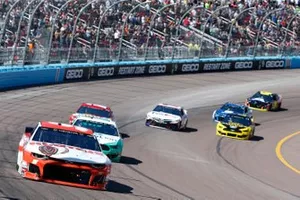 Chase Elliott, Hendrick Motorsports, Chevrolet Camaro Hooters, Ryan Blaney, Team Penske, Ford Mustang MoneyLion