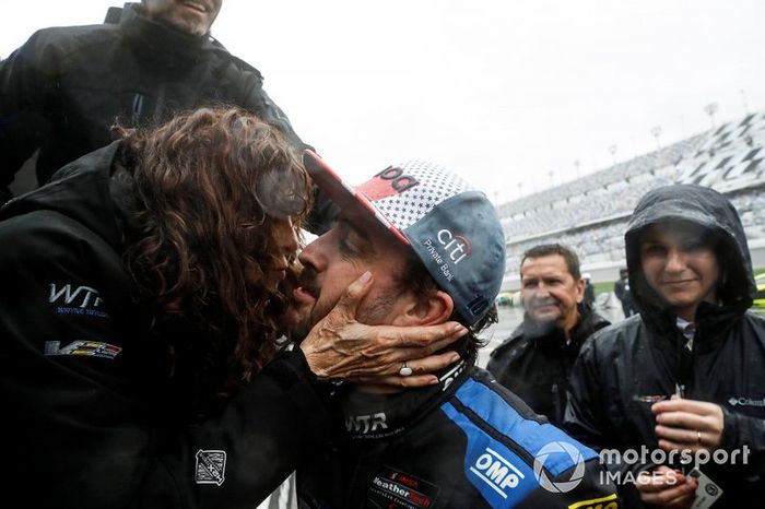 Fernando Alonso es felicitado tras su victoria en Daytona