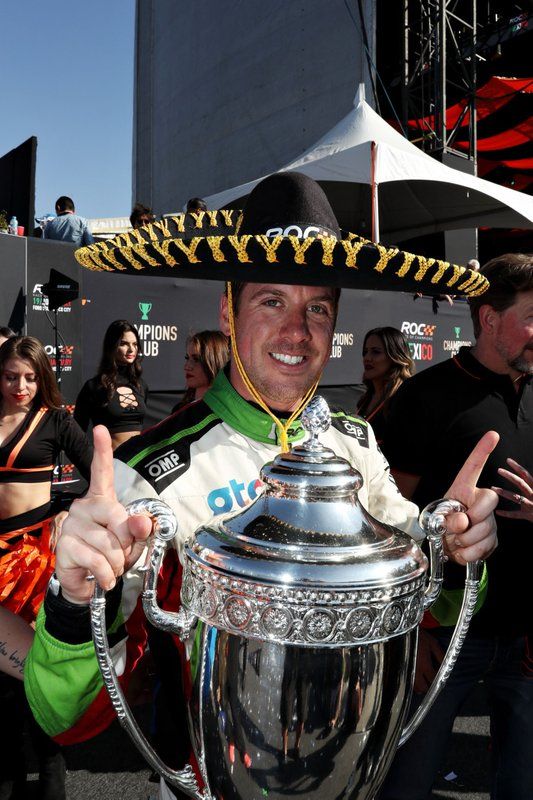 El ganador, Benito Guerra, celebra