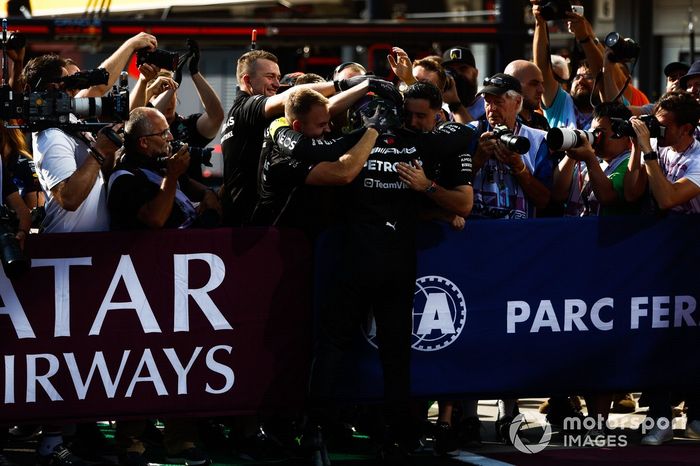 El hombre de la pole Lewis Hamilton, Mercedes-AMG, celebra con su equipo en Parc Ferme