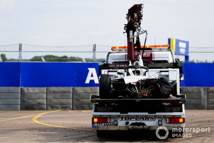 Los comisarios de pista retiran el coche dañado de Edoardo Mortara, Venturi Racing, Silver Arrow 02