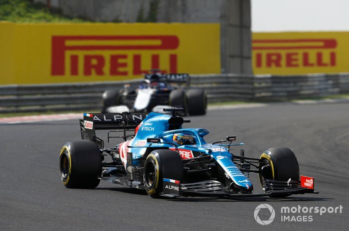 Fernando Alonso, Alpine A521, George Russell, Williams FW43B