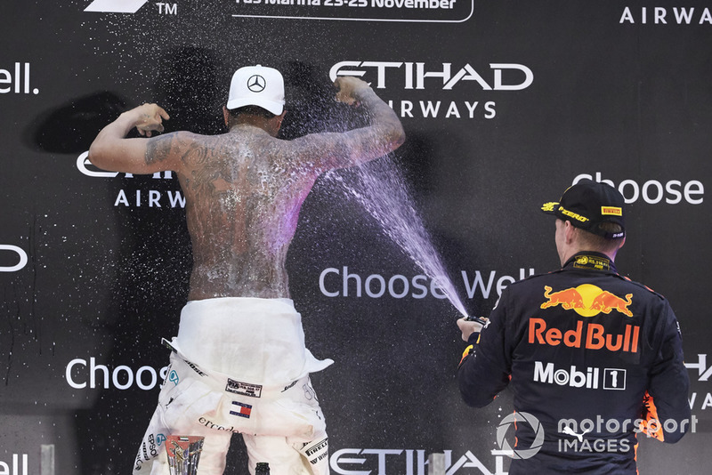 Lewis Hamilton, Mercedes AMG F1, vainqueur, fait tomber le haut alors que Max Verstappen, Red Bull Racing, 3e, l'asperge d'eau de rose