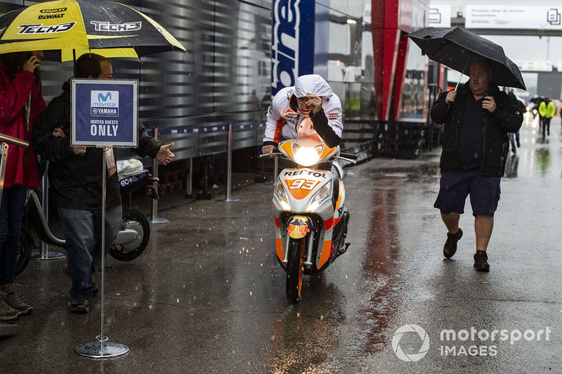 Marc Márquez, Repsol Honda Team, bajo la lluvia en el paddock