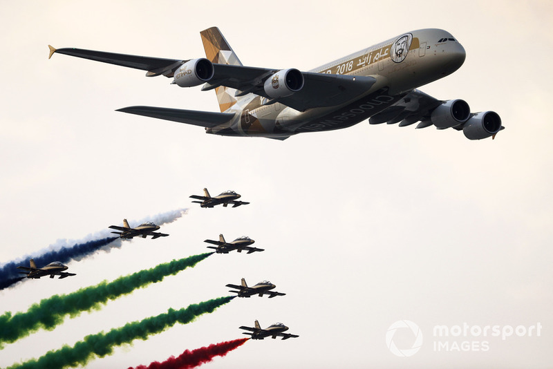 Лайнер Airbus A380 авиакомпании Etihad Airlines в сопровождении авиационной пилотажной группы ВВС ОАЭ al-Fursan