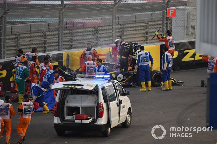 El equipo médico asiste a Nico Hulkenberg, Renault Sport F1 Team R.S. 18 después de estrellarse y rodar en la primera vuelta