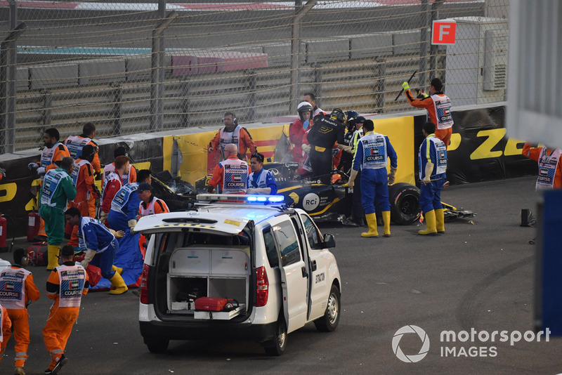Lo staff medico assiste Nico Hulkenberg, Renault Sport F1 Team R.S. 18, dopo l'incidente al primo giro