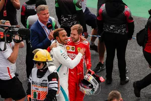 El rival del título Sebastian Vettel, Ferrari, ofrece sus felicitaciones al ganador del campeonato de pilotos Lewis Hamilton, Mercedes AMG F1