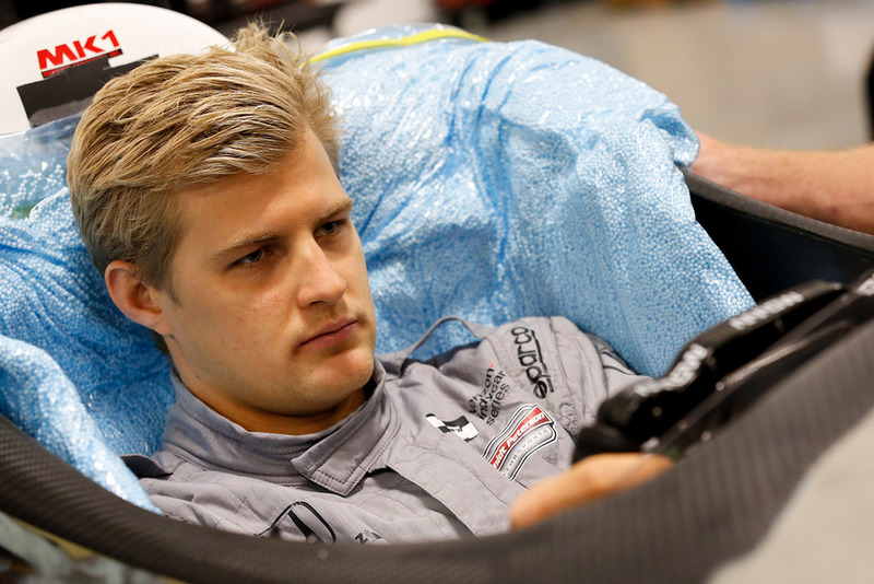 Marcus Ericsson ajuste del asiento en Schmidt Peterson Motorsports