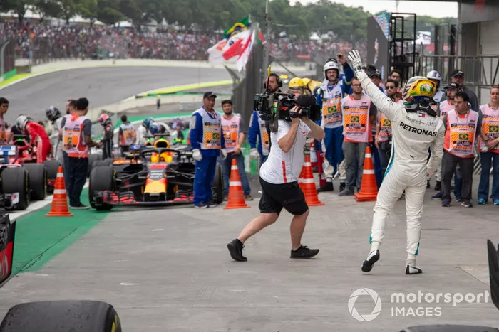 Ganador de la carrera Lewis Hamilton, Mercedes AMG F1 celebra en Parc Ferme 