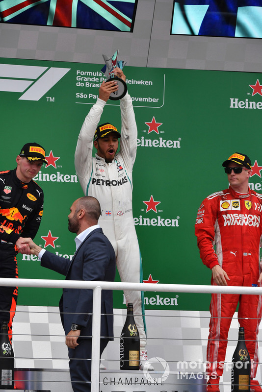 Lewis Hamilton, Mercedes AMG F1, festeggia sul podio con il trofeo