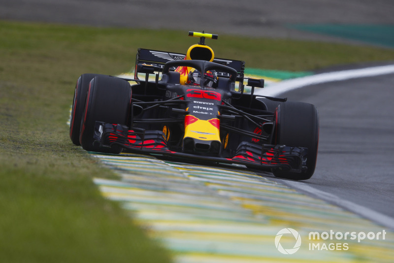 Verstappen amenaza durante la vuelta de regreso al pitlane