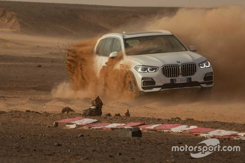 BMW X5 на пісочному треку Монці