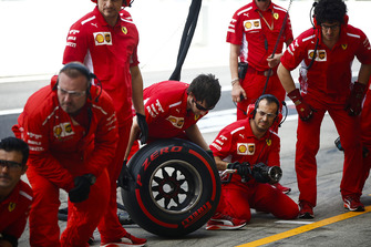 La pit crew Ferrari durante le prove