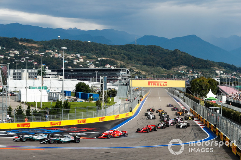 Valtteri Bottas, Mercedes AMG F1 W09, lidera a Lewis Hamilton, Mercedes AMG F1 W09, Sebastian Vettel, Ferrari SF71H, Kimi Raikkonen, Ferrari SF71H, Kevin Magnussen, Haas F1 Team VF-18, Charles Leclerc, Sauber C37 en el inicio de la carrera