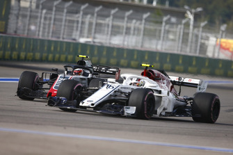 Charles Leclerc, Sauber C37 ve Kevin Magnussen, Haas F1 Team VF-18