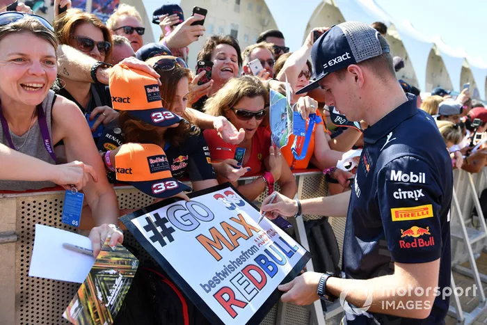 Max Verstappen, Red Bull Racing firma autógrafos para los fans