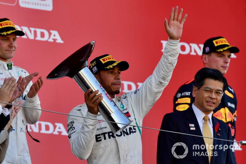 Lewis Hamilton, Mercedes AMG F1, festeggia sul podio, con il trofeo