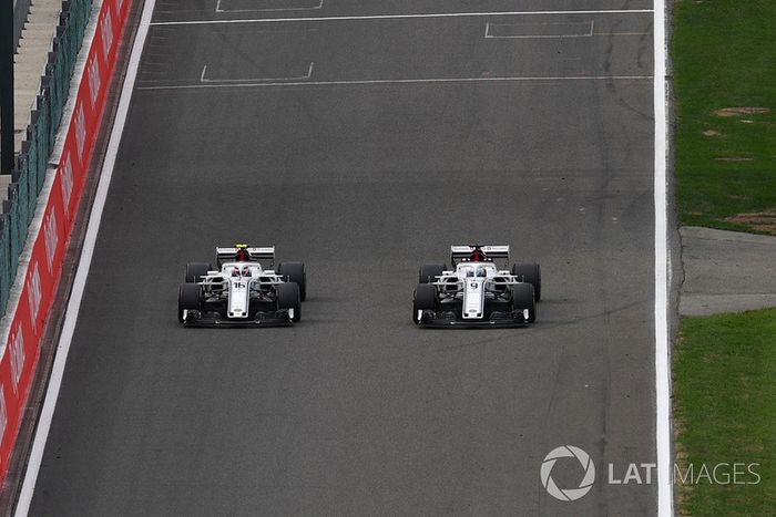 Charles Leclerc, Sauber C37 y Marcus Ericsson, Sauber C37