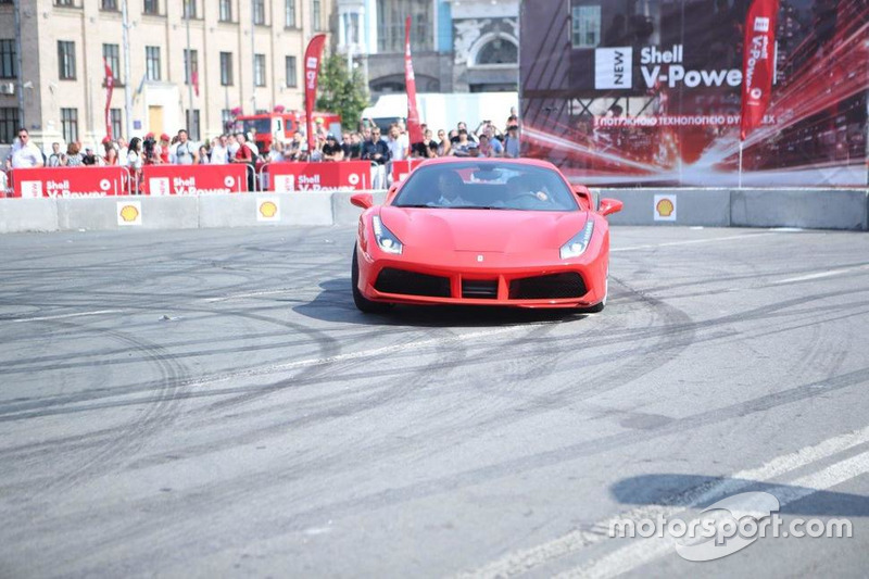 Марк Жене за кермом Ferrari