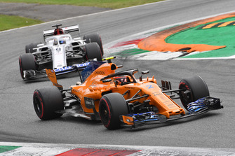 Stoffel Vandoorne, McLaren MCL33 and Marcus Ericsson, Sauber C37 battle