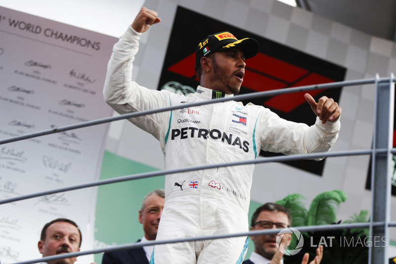 Le vainqueur Lewis Hamilton, Mercedes AMG F1, fête sa victoire sur le podium