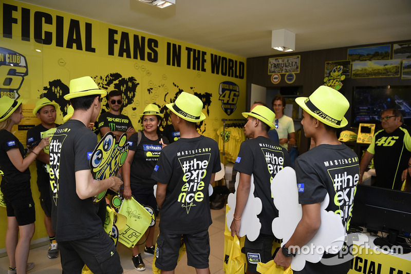 Faeroz mengunjungi merchandise VR46 Store