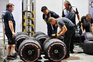 Des ingénieurs de Pirelli travaillent sur les pneus