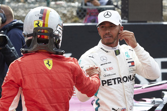 Sebastian Vettel, Ferrari, si congratula con Lewis Hamilton, Mercedes AMG F1, per la pole