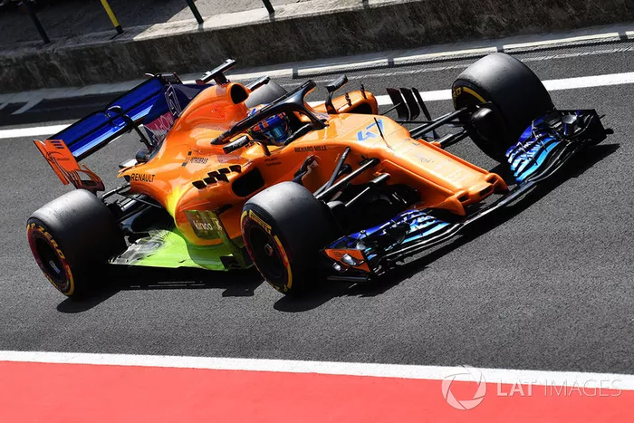 Lando Norris, McLaren MCL33, con parafina en los pontones y el fondo plano