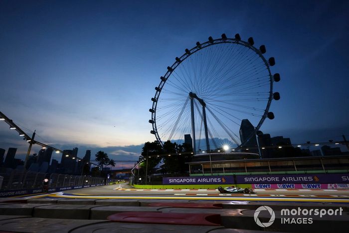 Lewis Hamilton, Mercedes W13