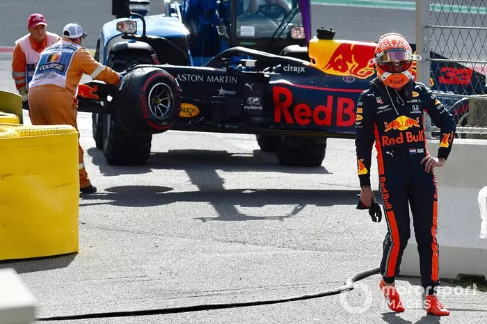 Max Verstappen, Red Bull Racing, observa cómo los marshals retiran su coche del circuito